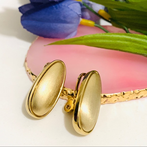 🌹Vintage Monet gold oval shape clip on earring - Picture 10 of 15